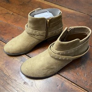 Tan Womens Zippered Faux Suede Booties NEW Size 7